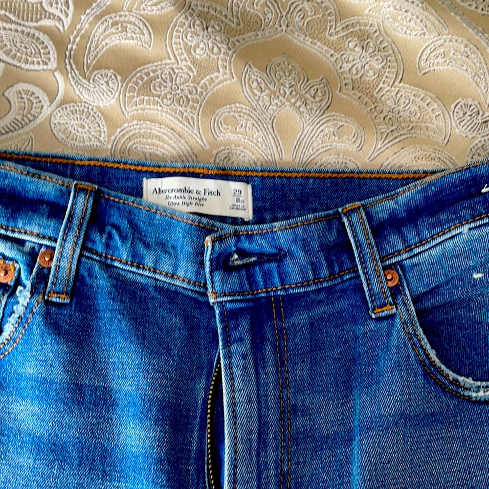 Abercrombie distressed 90s mom jeans